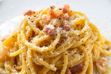 Spagetti alla Carbonara, guanciale, yumurta ve pecorino peyniri ile İtalyan makarna tipik tarifi 
