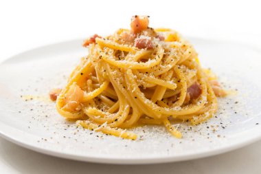 Spagetti alla Carbonara, guanciale, yumurta ve pecorino peyniri ile İtalyan makarna tipik tarifi 