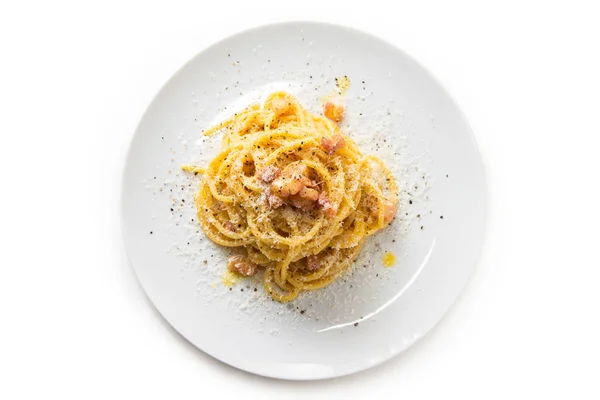 Spagetti alla Carbonara, guanciale, yumurta ve pecorino peyniri ile İtalyan makarna tipik tarifi 