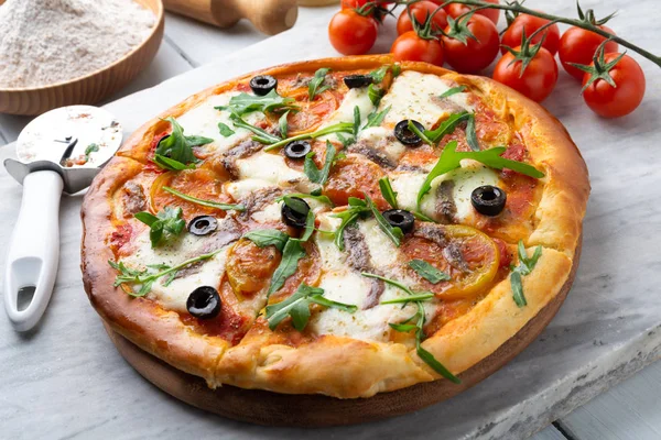 Delicious Sliced Hot Pizza Mozzarella Tomato Sauce Olives Anchovies Rocket — Stock Photo, Image