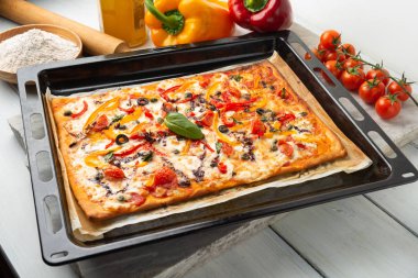 İtalyan mutfağı, vejetaryen pizza, yakın çekim.