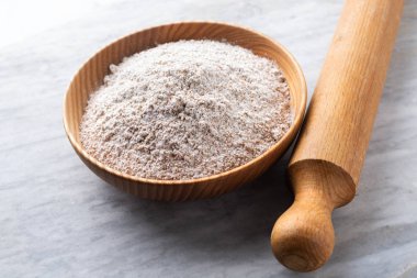 Yiyecekler. Kepekli unu kapat.