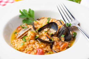 Risotto alla pescatora, karışık deniz ürünleri ile tipik İtalyan risotto