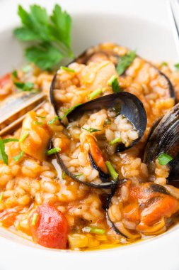Risotto alla pescatora, karışık deniz ürünleri ile tipik İtalyan risotto
