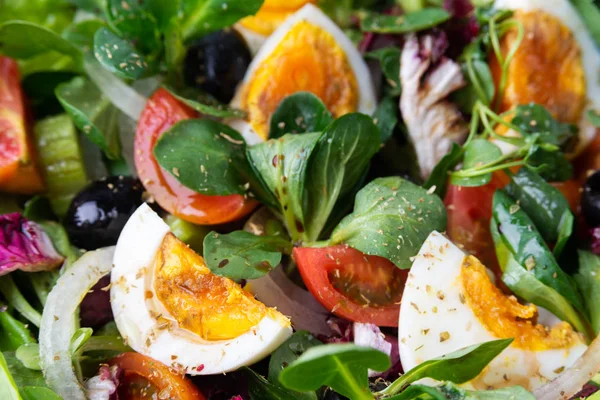 Bord Met Verse Groente Salade Met Gekookte Eieren Azijn — Stockfoto