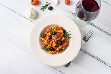 Sosis ve domates soslu lezzetli fusilli makarna yemeği