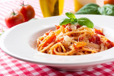 Domates sosu ve peynir ile delicios spagetti Yemeği