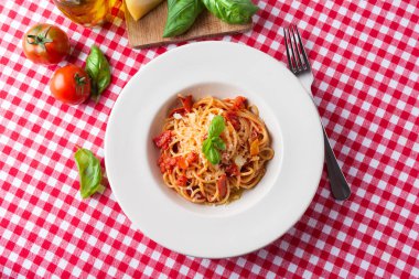Domates sosu ve peynir ile delicios spagetti Yemeği