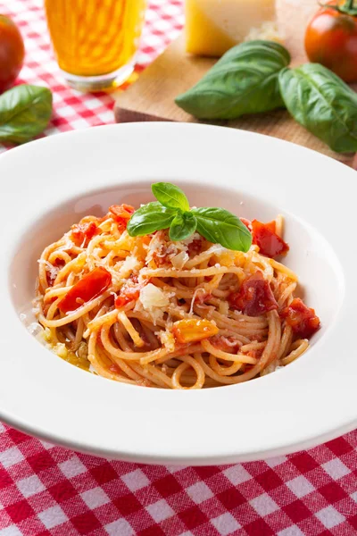 Domates Sosu Peynir Ile Delicios Spagetti Yemeği — Stok fotoğraf