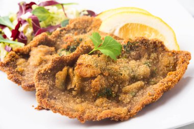 Cotoletta alla Milanese, ekmekli ve kızarmış sığır eti tipik İtalyan yemeği 