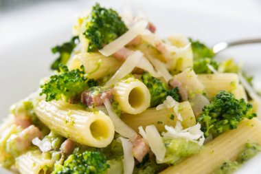 brokoli ve guanciale ile lezzetli maccheroni makarna çanak, İtalyan Mutfağı