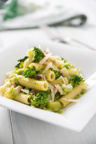 Brokoli Guanciale Ile Lezzetli Maccheroni Makarna Çanak Talyan Mutfağı — Stok fotoğraf