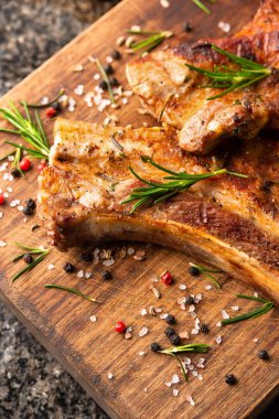 Biberiyeli domuz pirzolası.