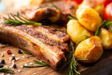 Biberiyeli domuz pirzolası.