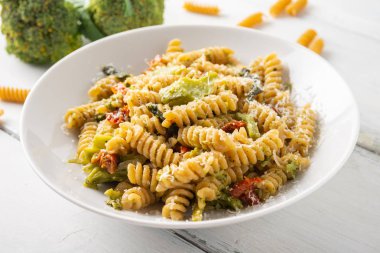 Brokoli ve peynir ile İtalyan fusilli makarna Tabağı