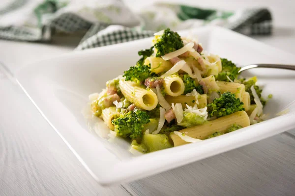 Tallrik Med Italiensk Maccheronipasta Med Broccoli Guanciale Och Pecorino — Stockfoto