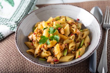 Somon ve kabuklu makarna tabağı.