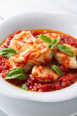 Culurgiones, tipik sardalya mantısı patates ve pecorino ile doldurulmuş ve domates sosuyla giydirilmiş.  