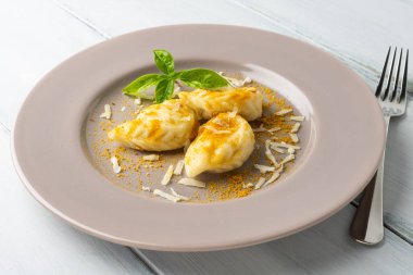 Culurgiones, tipik sardalya mantısı. Patates ve pecorino dolu ve bottarga soslu. 