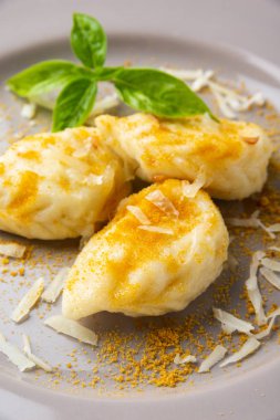 Culurgiones, tipik sardalya mantısı. Patates ve pecorino dolu ve bottarga soslu. 