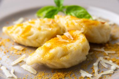 Culurgiones, tipik sardalya mantısı. Patates ve pecorino dolu ve bottarga soslu. 