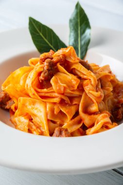 Bir tabak ev yapımı tagliatelle soslu makarna, İtalyan yemeği.