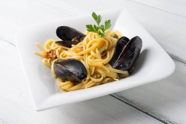 Lezzetli spagetti, midye ve İtalyan mutfağı.