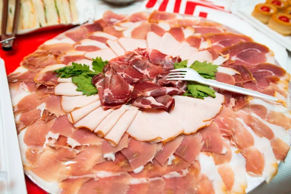 Bir tabak ete yaklaş.