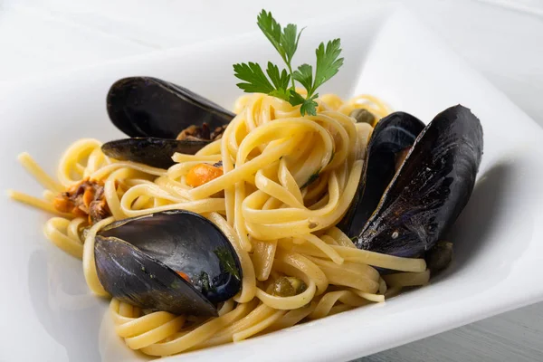 Tál Ízletes Spagetti Kagylóval Olasz Konyha — Stock Fotó