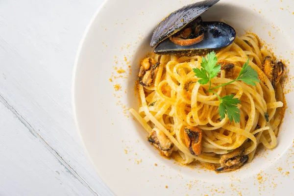 Lezzetli spagetti tabağı midye ve bottarga, İtalyan mutfağı.