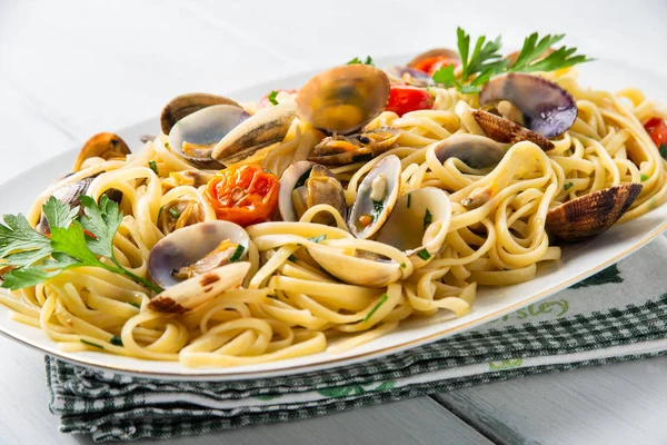 Вкусная Лингвистика Моллюсками Помидорами Парсли Итальянская Кухня — стоковое фото