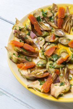 Dilimlenmiş bottarga ve taze enginar, tipik sardalya mezesi.