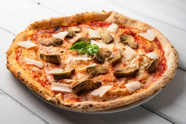 Pizza Deliciosa Com Alcachofras Fatiadas Flocos Parmigiano — Fotografia de Stock