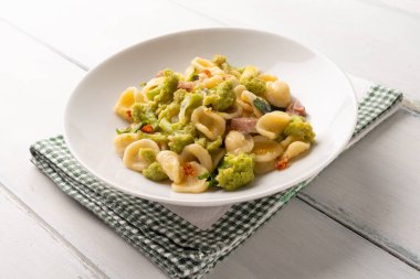 İtalyan usulü makarna, guanciale ve brokoli ile İtalyan mutfağı.