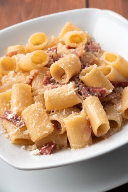 Lezzetli bir tabak makarna, tipik İtalyan makarnası Guanciale ve pecorino romano tarifi.