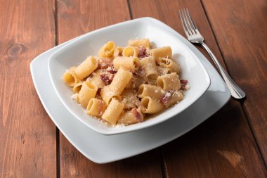 Lezzetli makarna alla gricia. Guanciale ve pecorino romano peynirli rigatoni 'nin tipik İtalyan tarifi. 
