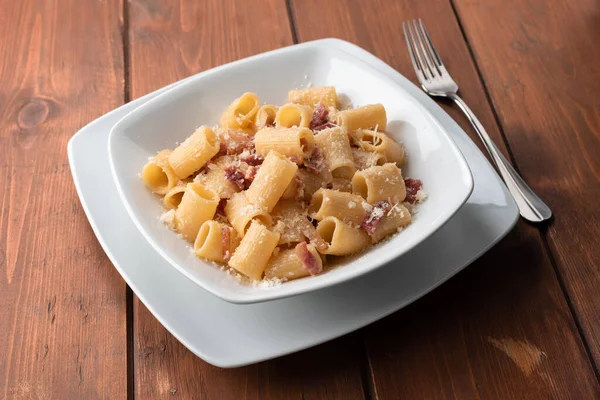 Lahodné Těstoviny Alla Gricia Typický Italský Recept Rigatoni Guanciale Pecorino — Stock fotografie