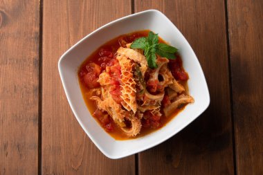 Domates soslu klasik sığır eti işkembesi, İtalyan mutfağı. 