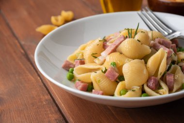Jambonlu ve bezelyeli lezzetli İtalyan makarnası.