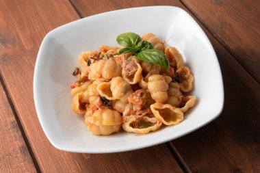 Balık soslu lezzetli gnocchi makarna, İtalyan mutfağı. 