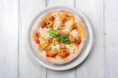 Lezzetli İtalyan gurme pizzası, karides ve kabak çiçekli. 