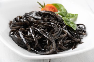 Lezzetli mürekkep balığı çorbası tabağı, İtalyan mutfağı. 