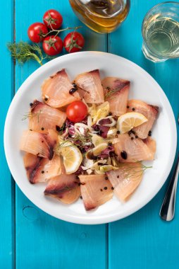 Lezzetli kılıç balığı dilimleri Carpaccio, İtalyan mutfağı. 