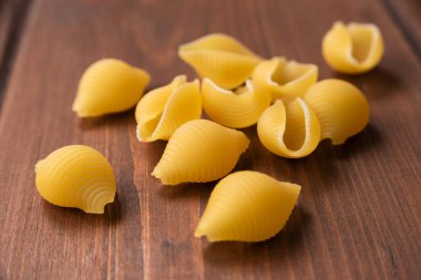 Pişmemiş tipik deniz kabuğu makarnası, İtalyan mutfağı. 