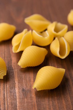 Pişmemiş tipik deniz kabuğu makarnası, İtalyan mutfağı. 