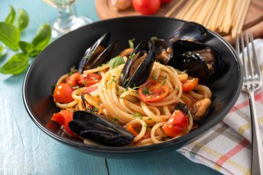 Lezzetli bir tabak midye, domates sosu ve İtalyan mutfağı. 