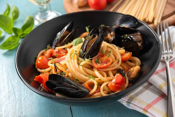 Assiette Délicieuse Linguine Aux Moules Sauce Tomate Cuisine Italienne — Photo