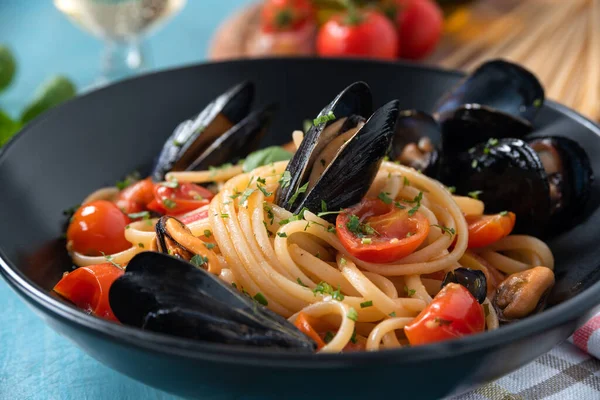 Prato Deliciosa Linguine Com Mexilhões Molho Tomate Cozinha Italiana — Fotografia de Stock