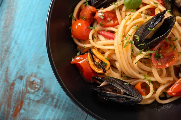 Plate Delicious Linguine Mussels Tomato Sauce Italian Cuisine — Stock Photo, Image
