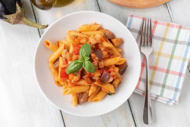 Patlıcan ve domates soslu İtalyan makarnası, İtalyan mutfağı. 